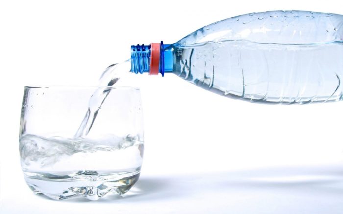 минеральную воду из бутылки наливают в стакан по рецепту для лечения кашля