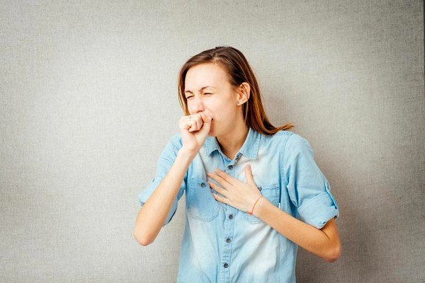 Причиной сильного кашля может быть сердечная недостаточность