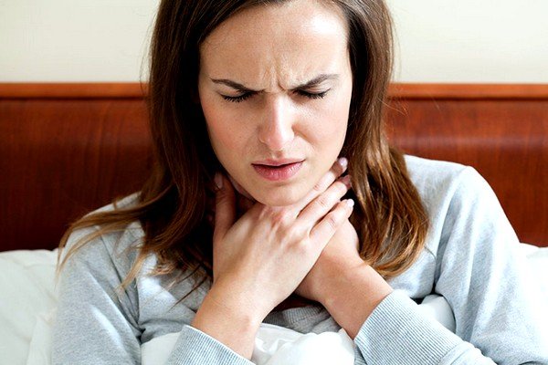 Воспалительный процесс в горле появляется из-за вирусов и микробов