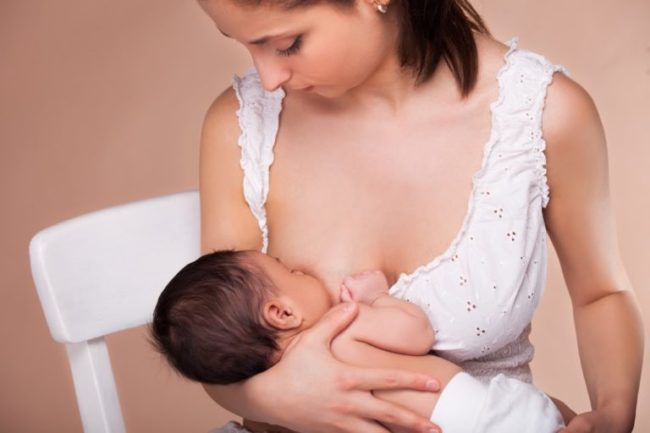 Кормление новорождённого грудью