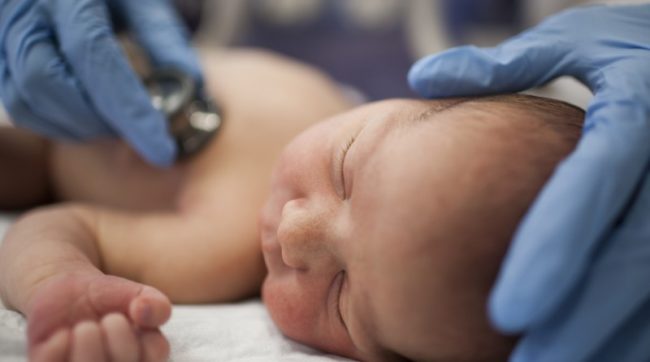 Новорождённый у врача педиатра