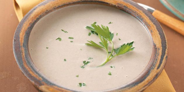 Рецепты крем-супов: Крем-суп с грецкими орехами и соусом бешамель