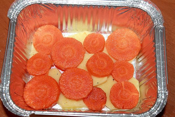 выкладываем картофель и морковь в форму для выпечки