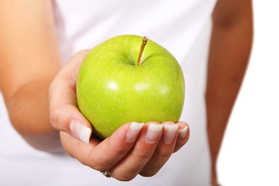 Польза яблок для работы кишечника