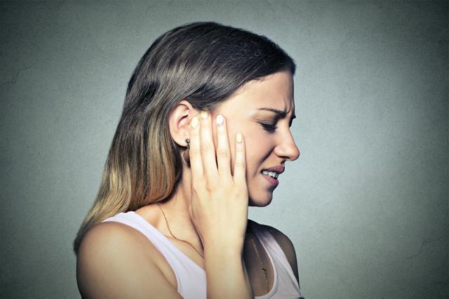 Можно ли промывать уши перекисью водорода?