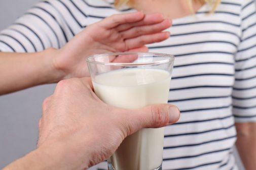 женщина отказывается от молока