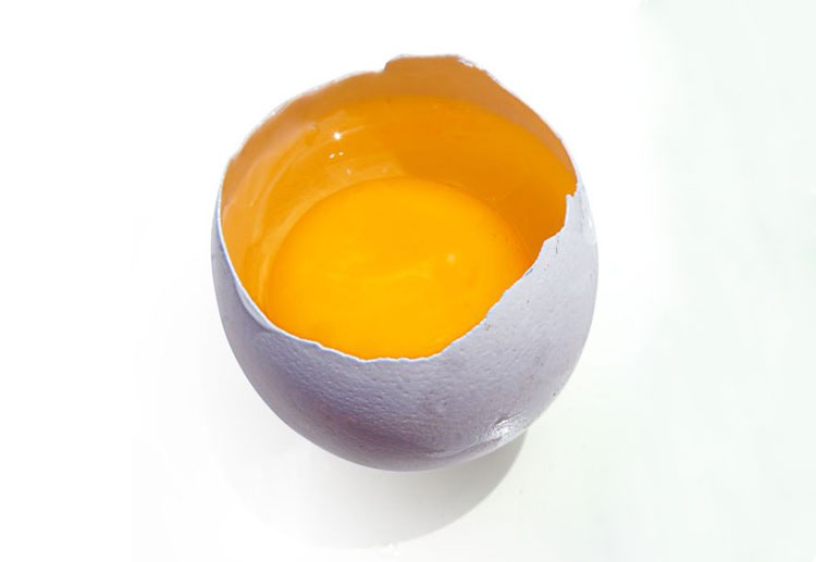 Яйцо содержит жиры для усвоения витамина A