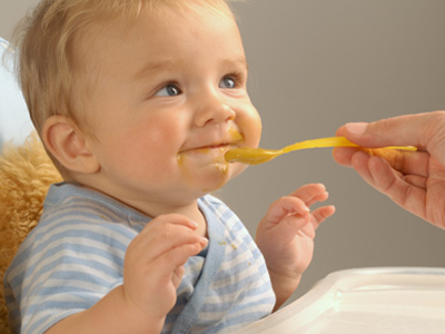 Ребёнок ест детское пюре