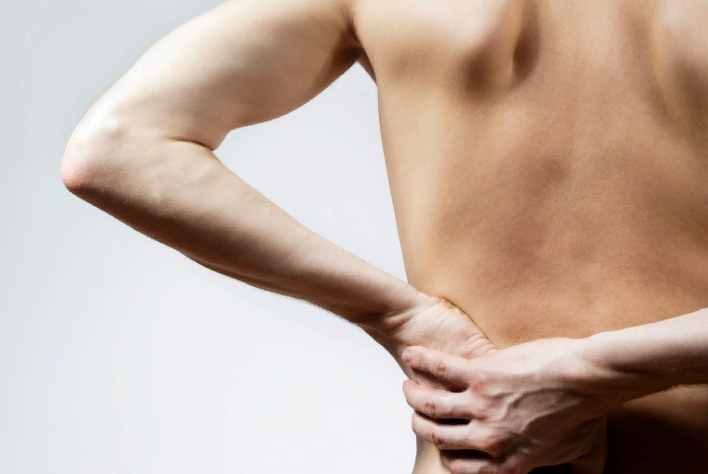 Боль под ребрами слева спереди и сзади может быть вызвана разными заболеваниями