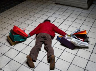 Человек с пакетами лежит на полу