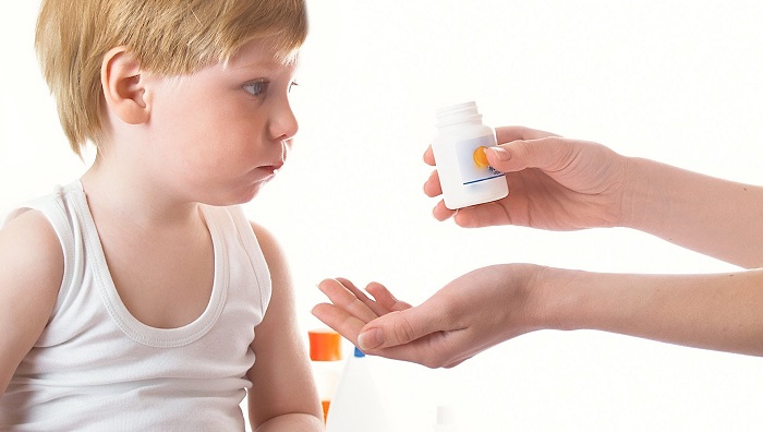 Мальчик принимает препарат от диареи от мамы