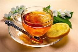 Горячий чай с лимоном и медом против боли в горле