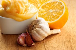 Народные средства при боли в горле: чеснок, мед и апельсин