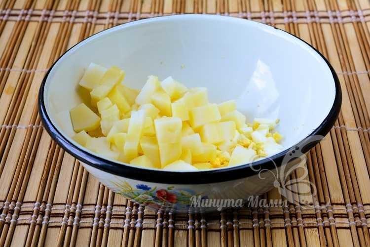 Нарезать картошку и яйца