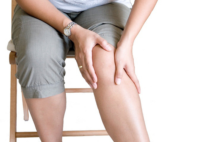 При боли в коленях делается массаж скручивающимися движениями в районе средних суставов среднего и безымянного пальца