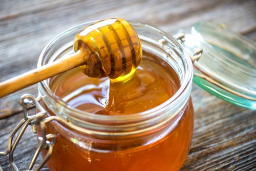Такой полезный для организма продукт, как мед, в некоторых случаях способен нанести вред