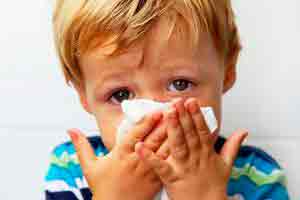Насморк у ребенка с температурой и без — чем лечить?