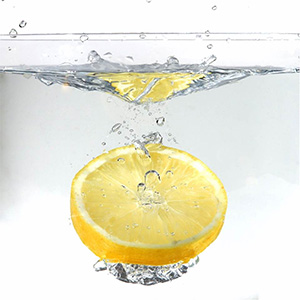 долька лимона в стакане воды