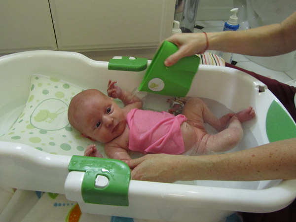 Купание новорожденного форум. Купание младенца. Купание грудничка. Ванночка для адаптационного купания. Первая ванна новорожденного.