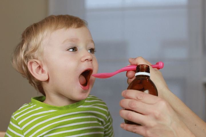 Ребенок пьет лекарство