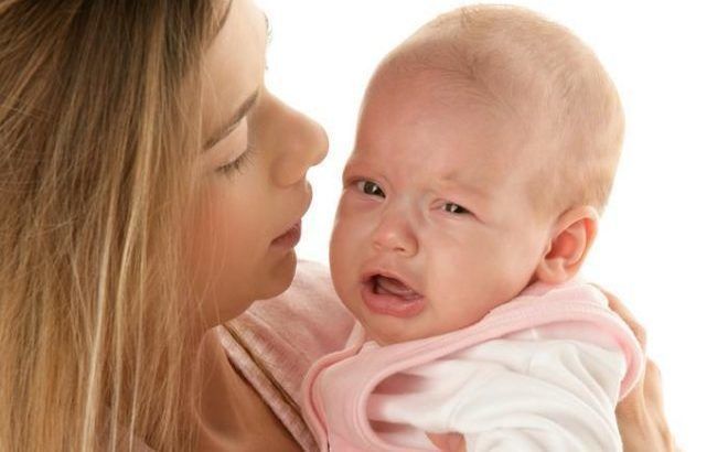 Мама легко заразит малыша через прикосновения