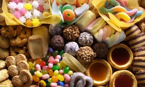 При нарушении эндокринной функции следует снизить потребление сахара, который содержится в шоколадных конфетах, леденцах, кондитерских изделиях