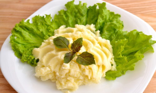 Классический гарнир для правильной диеты ,больного панкреатитом - картофельное пюре, заправленное растительным маслом.