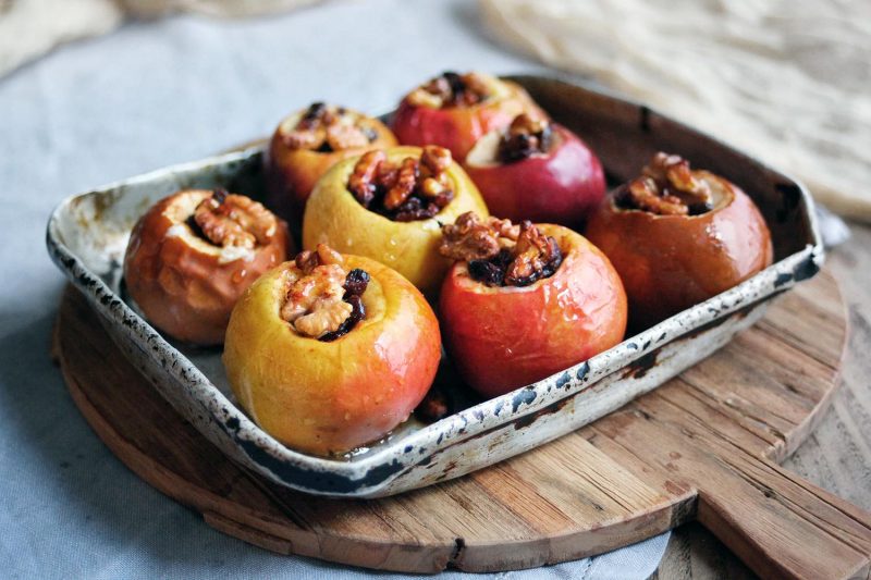 Печеные яблоки в духовке: польза и вред для организма