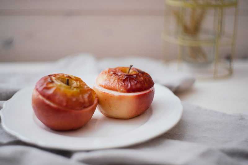 Печеные яблоки в духовке: польза и вред для организма