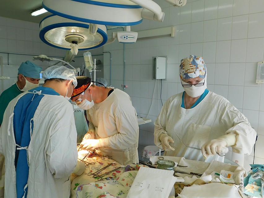 Врачи отделения абдоминальной хирургии краевого онкодиспансера Фото: Юлия КОРЧАГИНА