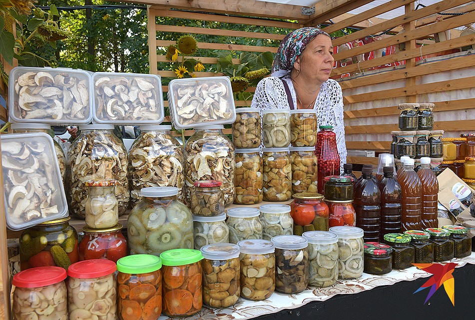 Грибные сокровища на продажу, Владимирская область. Фото: Михаил ФРОЛОВ