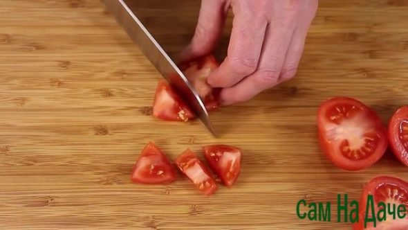 помидоры порежьте кусочками. 