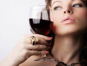 Девушка пьет вино