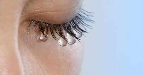 Почему опухают глаза после слез. Последствия плача для глаз