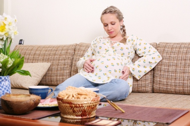 При беременности происходят изменения в пищеварительной системе: снижается секреция желудочного сока и ферментов, это приводит к возникновению тяжести в желудке после еды