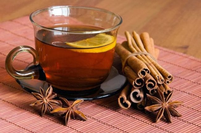 Чай из гвоздики и корицы успешно применяется для лечения тяжести в желудке после еды
