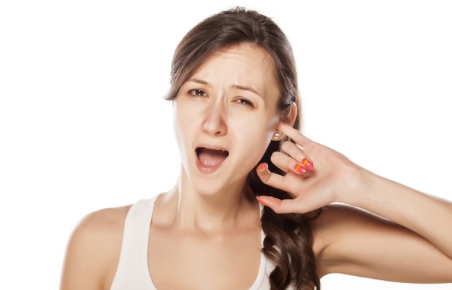 Причин зуда в ушах может быть множество, поэтому при появлении подобного симптома следует обратиться к отоларингологу