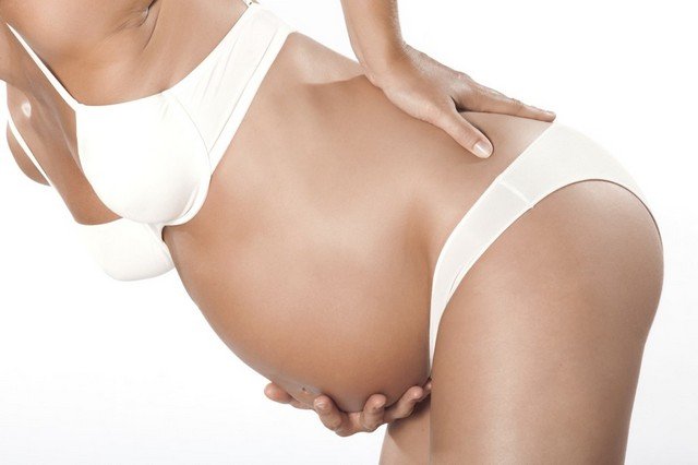 Нередко беременные женщины сталкиваются с болью в спине, причиной которой может стать и защемление