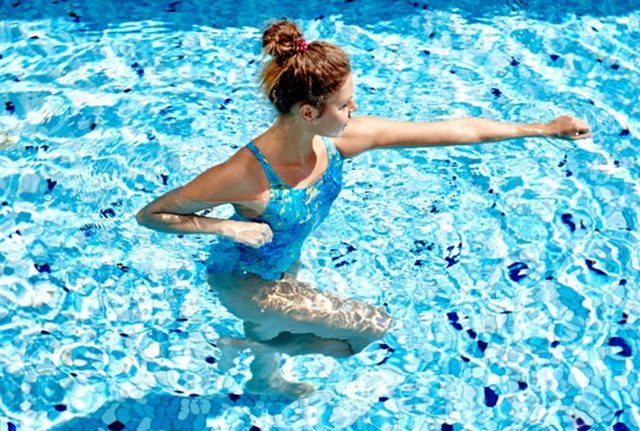 Плавание отлично поможет избавиться от боли в спине