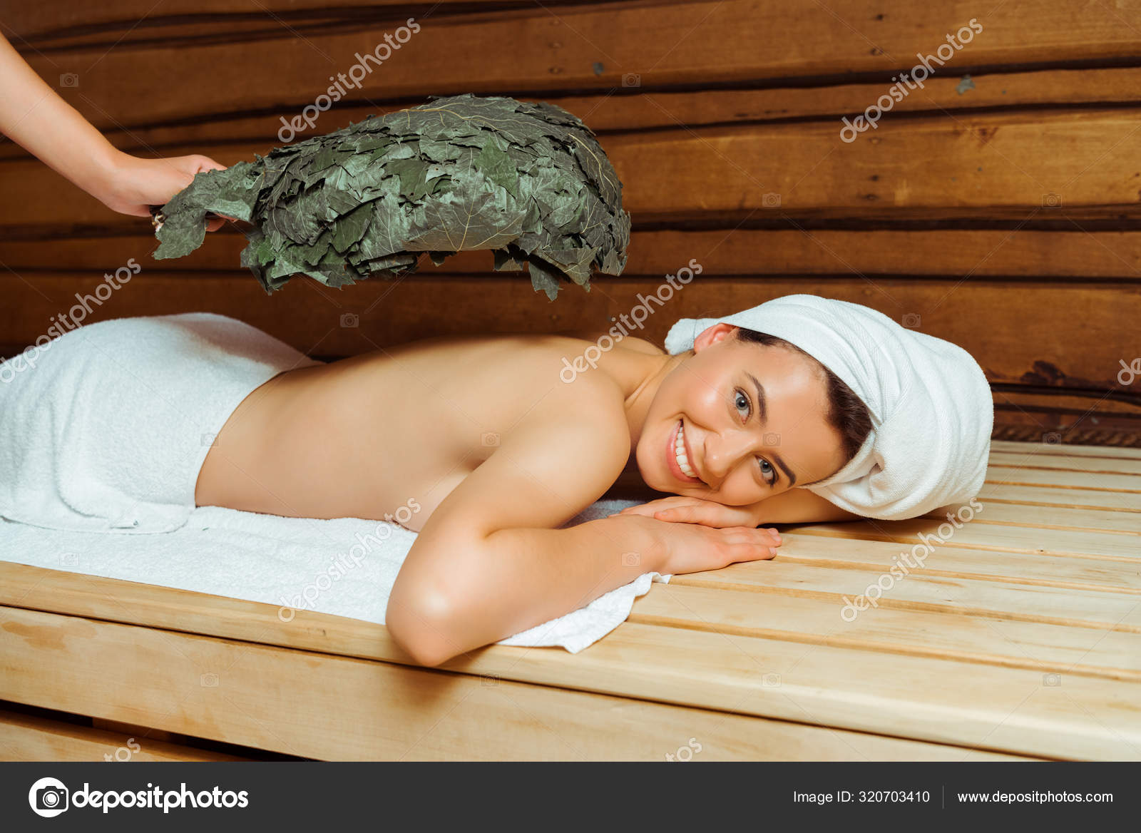 Хорошо после бани. Женщина в бане с веником. Баня в походе. Девушка с банным веником. Красивые женщины в бане.