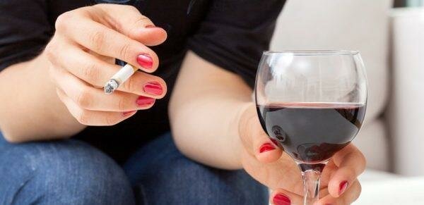 Курение и алкоголь часто провоцируют заболевания пищеварительной и мочеполовой системы, которые проявляются болевым синдромом в животе