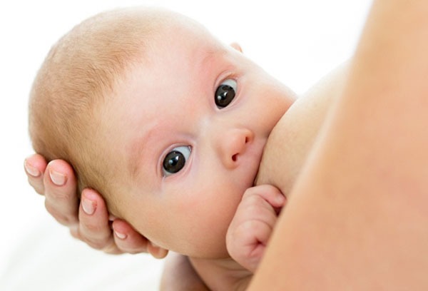 Кормление младенца грудью