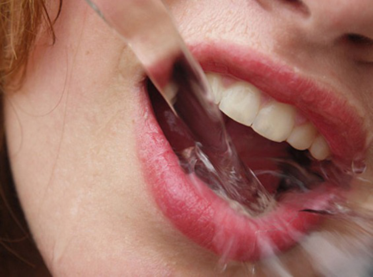 8 причин, которые могут объяснить, почему во рту много слюны