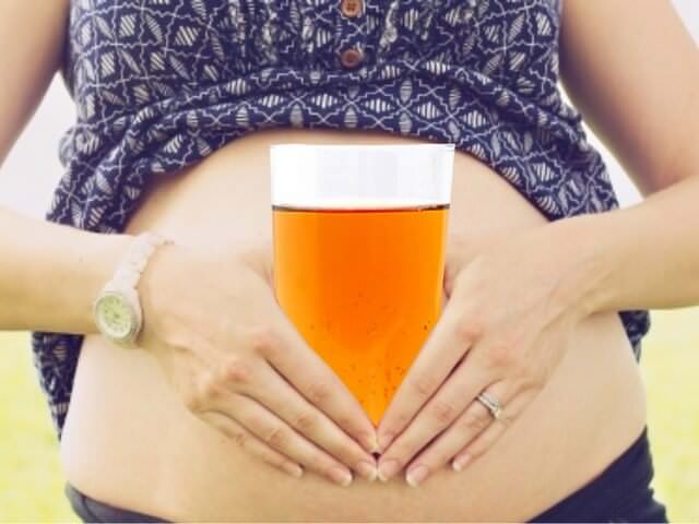 Беременная женщина с пивом