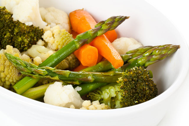 Лучшим решением для приготовления блюд из овощей будет мягкая термическая обработка на пару