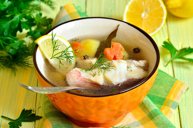 Ароматный рыбный бульон используется для приготовления супов, вторых блюд, закусок и соусов, но он вкусен и сам по себе