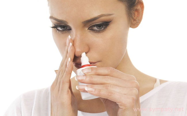 При хроническом насморке эффективно промывать нос солевым раствором