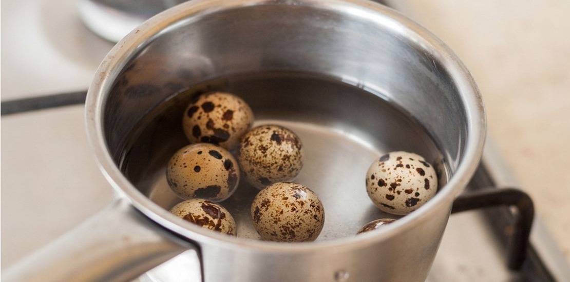 перепелиные яйца в ковшике с водой