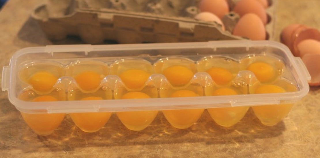 разбитые перепелиные яйца в формочках