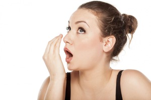 Как устранить запах изо рта